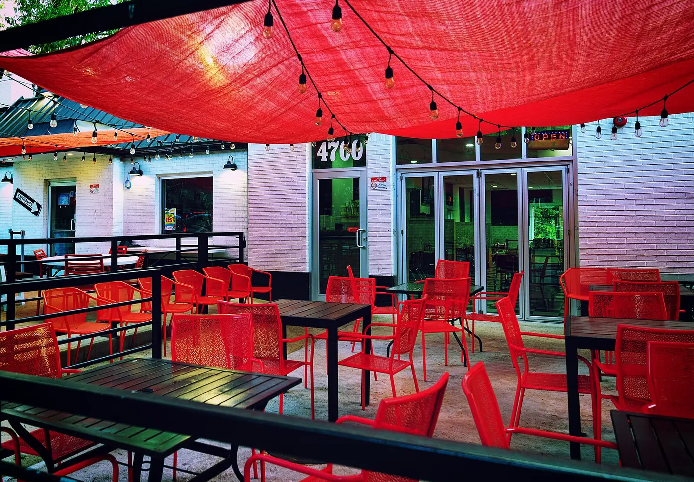 Tables and chairs on a restaurant's sidewalk patio. The photo was not taken in Panama City.